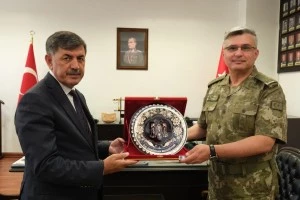 Belediye Başkanımız Sn. Bekir Aksun, Garnizon Komutanı Tümgeneral Sn. Murat Ataç’ı ziyaret etti.