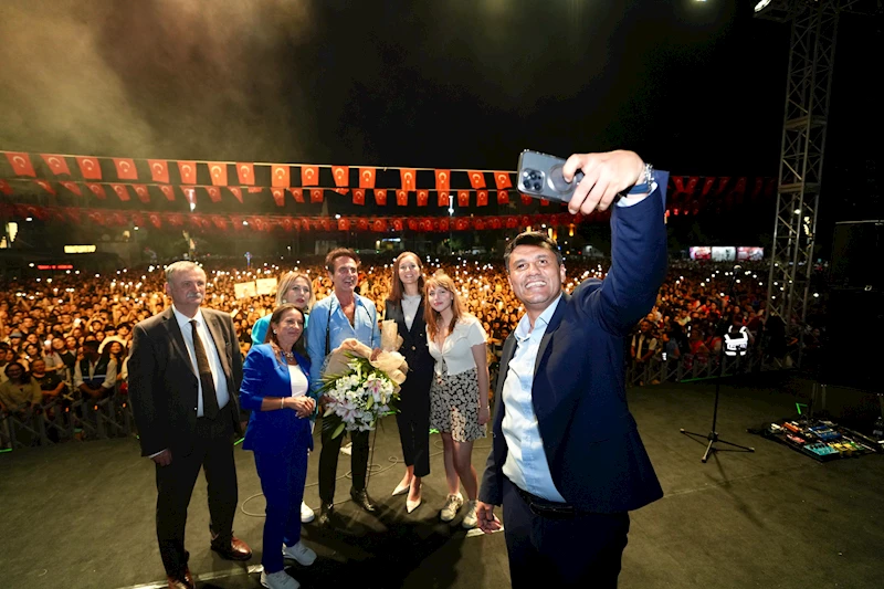 Zafer Bayramı Fener Alayı ve Teoman Konseri İle Taçlandı