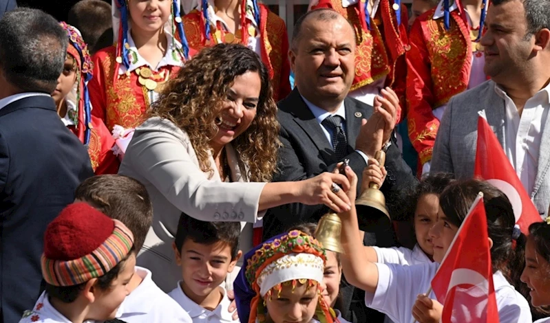 CANDAN BAŞKAN İLK DERS ZİLİ PROGRAMINDA ÖĞRENCİ VE EĞİTİMCİLERİN YANINDAYDI