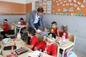 BİRİNCİ SINIFLARA KIRTASİYE SETİ DAĞITTIK