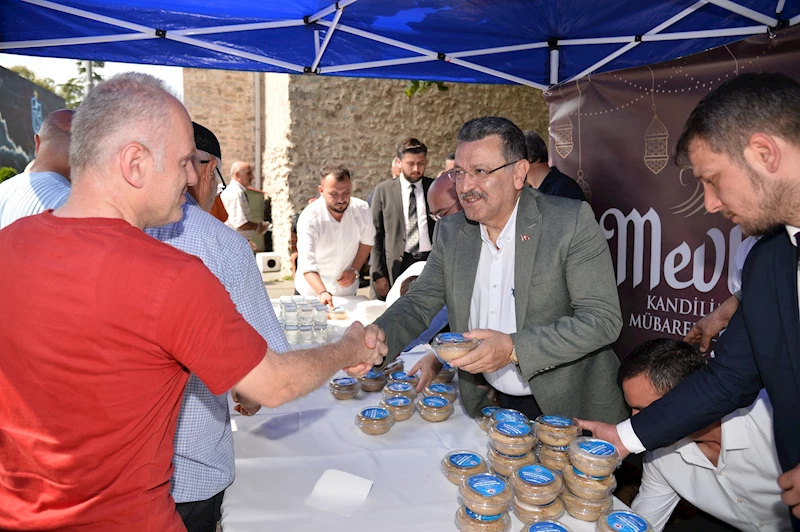 BAŞKAN GENÇ’TEN MEVLİT KANDİLİNDE HELVA İKRAMI