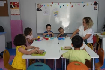 MİNİKLER OYUN EVLERİ’NDE HEM EĞLENİYOR HEM ÖĞRENİYOR