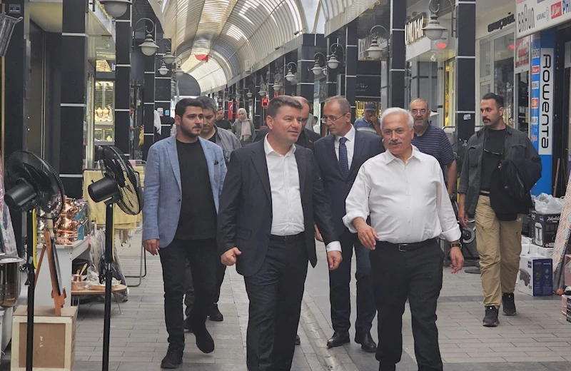 BAŞKAN DİNÇER VE VALİ KUMBUZOĞLU’DAN KAPALI ÇARŞI ESNAFINA ZİYARET