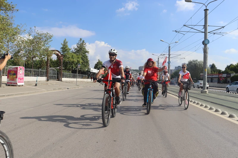 ZAFER BAYRAMI’NDA İZMİT SOKAKLARINDA COŞKULU BİSİKLET KORTEJİ