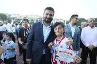 KÂĞITHANE’DE YAZ SPOR OKULLARI ŞÖLENLE KAPANDI