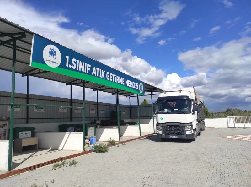 YUNUSEMRE’DE 3 BİN 200 KG İLAÇ TOPRAĞI ZEHİRLEMEDEN İMHA EDİLDİ