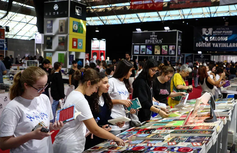 Antalya Kitap Fuarı 7. Gününde Ziyaretçi Rekoru Kırdı