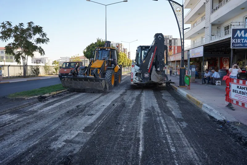 Kahta Belediyesi Rekor Asfalt Çalışmalarını Sürdürüyor