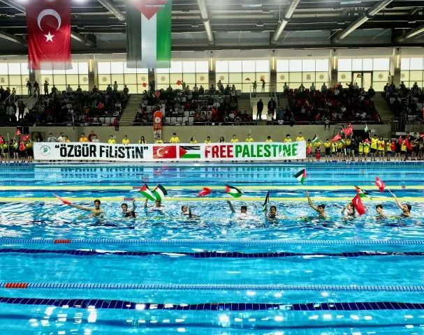 Gazze İçin Umuda Kulaç At Yüzme Yarışması Yoğun İlgi Gördü