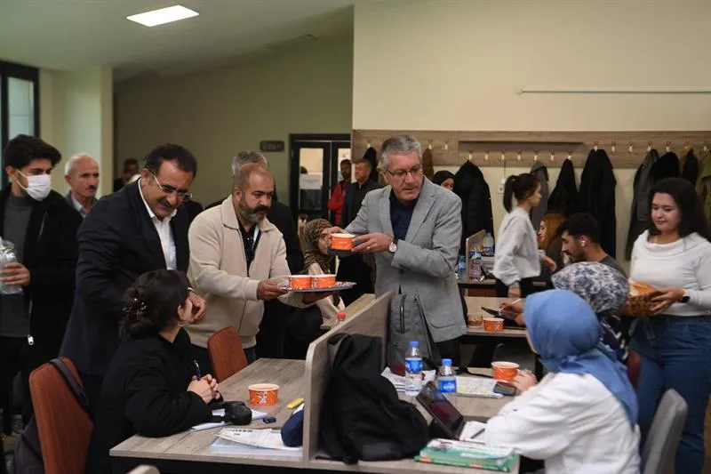 Muş Belediye Eşbaşkanı Sırrı Söylemez Gençlerle Sabah Buluşmasında