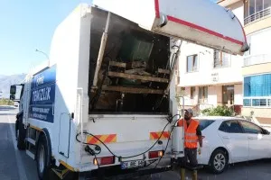 Çöp konteynerleri düzenli aralıklarla yıkanarak temizlik çalışmaları gerçekleştiriliyor