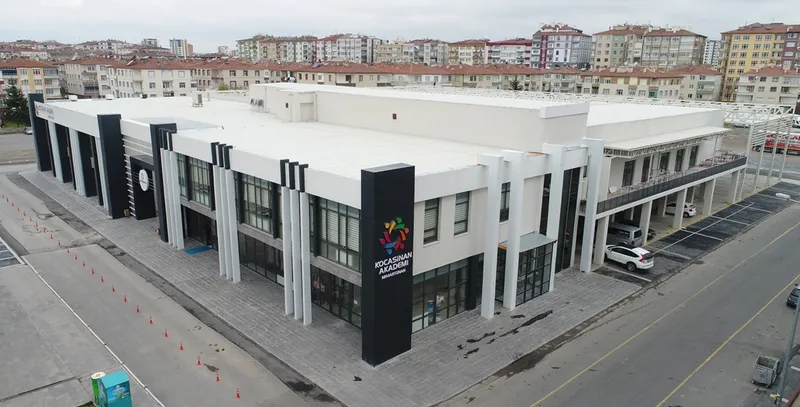 BAŞKAN ÇOLAKBAYRAKDAR, “SOSYAL TESİSLERLE HEMŞEHRİLERİMİZİN HAYATINA VE KOCASİNAN’A DEĞER KATIYORUZ”