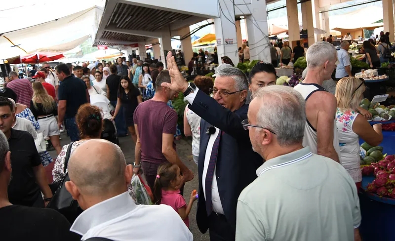 Başkan Topaloğlu pazar esnafını ziyaret etti