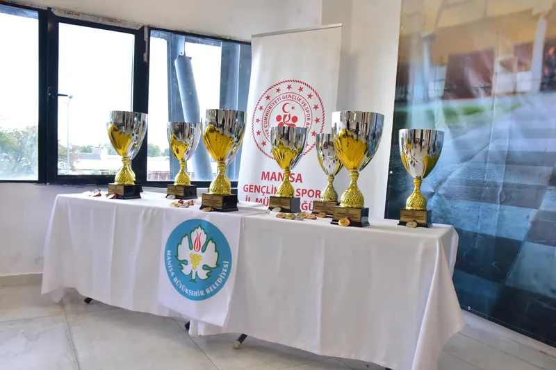 Manisa Satranç Turnuvasında Dereceye Giren Sporcular Ödüllerini Aldı