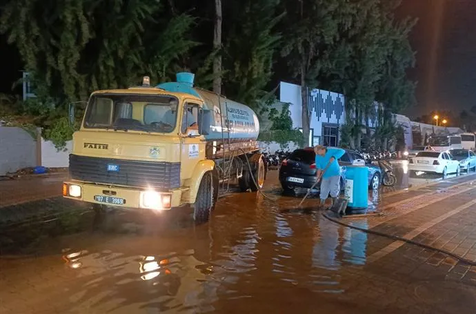 Alanya Belediyesi Fırtınalı Havaya Karşı 7/24 Görevde