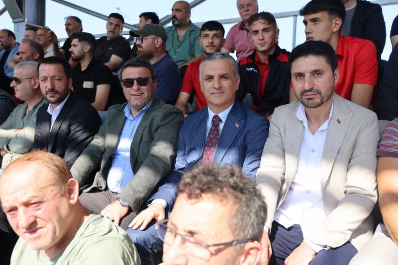 Yomra Belediye Başkanı Bıyık, Yomraspor-Araklıspor Maçını İzledi