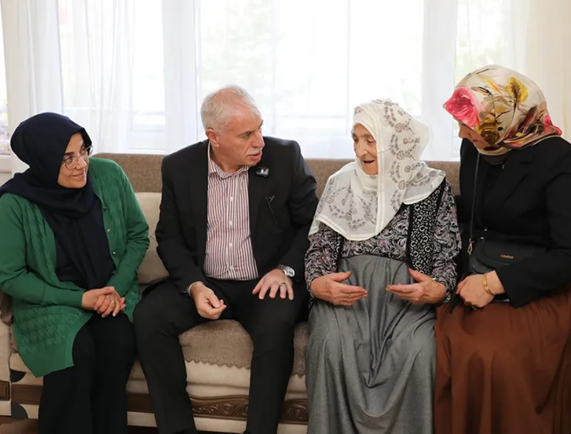 Bayburt Belediyesi Yaşlı Vatandaşları Evlerinde Ziyaret Ediyor