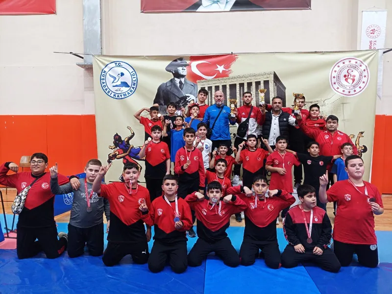 Yunusemre Belediyespor Güreşçileri Kuşadası