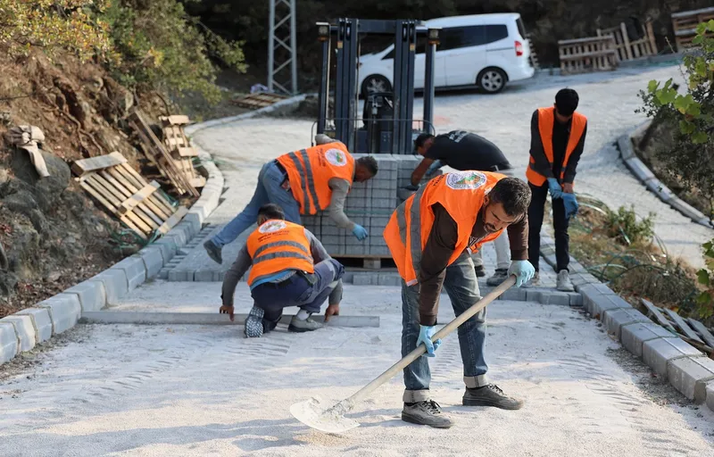Toroslar Belediyesi Yol ve Kaldırım Çalışmalarını Sürdürüyor