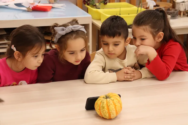 Çınar Çocuk Evleri Öğrencilerinin Eserleri Belediye Binasını Süslüyor