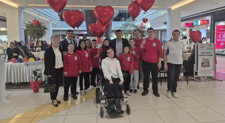 Kütahya Belediye Başkanı Özel Çocukların Eserlerini İnceledi