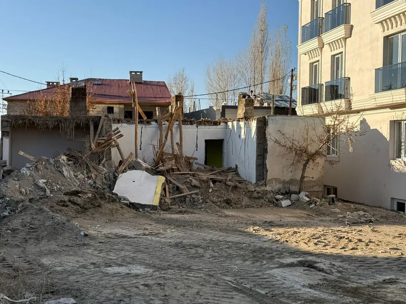 İpekyolu Belediyesi Metruk Yapıların Yıkım Çalışmalarına Devam Ediyor