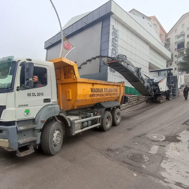 Mamak Belediyesi Kış Öncesi Yol Güvenliği İçin Trimer Çalışmalarını Hızlandırdı