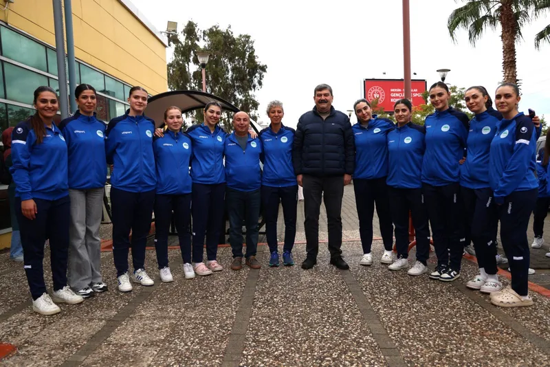 Toroslar Belediyesi Kadın Voleybol Takımı, Zirve Yürüyüşünü Sürdürüyor