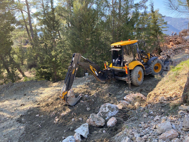 Büyükşehir heyelan yaşanan yollarda duvar örüyor