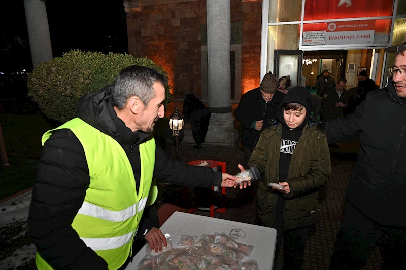 -BOZÜYÜK BELEDİYESİ’NDEN CAMİ CEMAATİNE KANDİL LOKUMU İKRAMI