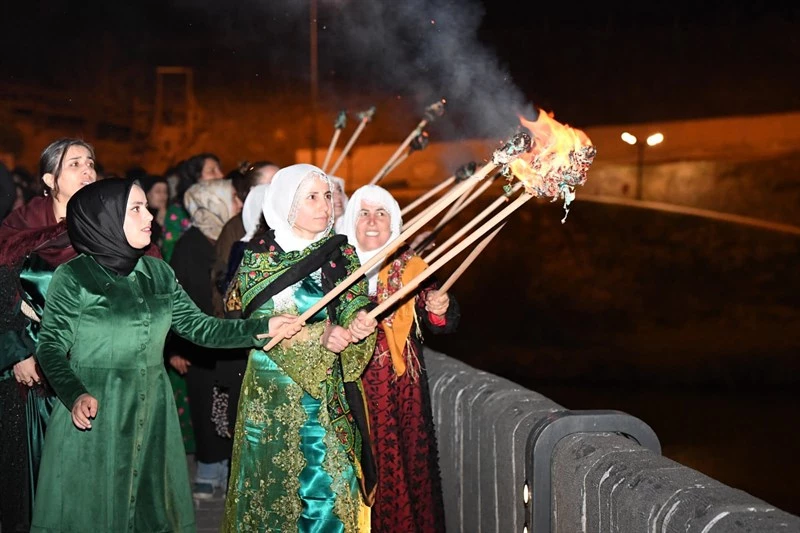 TARİHİ MURAT KÖPRÜSÜNDE NEWROZ KUTLAMASI