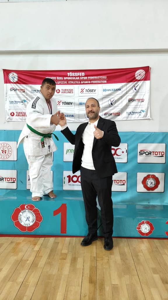 KOCASİNAN’IN SPORCUSU SAMET BALCI, BAŞKAN ÇOLAKBAYRAKDAR’A VERDİĞİ SÖZÜ TUTTU VE ALTIN MADALYA KAZANDI
