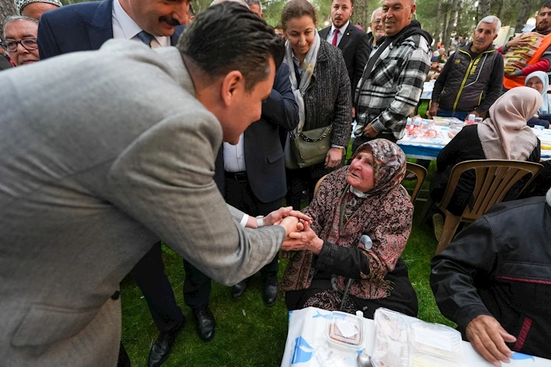 Başkan Zeyrek, Kadir Gecesi’nde Kula’da Gönül Sofrasına Katıldı