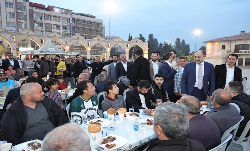 BAŞKAN GÜLPINAR, RAMAZAN’IN MANEVİ HAVASINI İFTAR ÇADIRINDA YAŞADI
