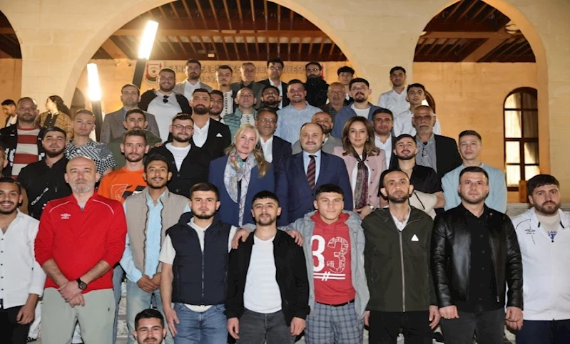BAŞKAN GÜLPINAR, BAĞIMLILIKLA MÜCADELEYİ KAZANAN GENÇLERLE İFTARDA BULUŞTU