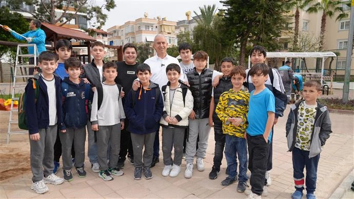 BAŞKAN ÖZÇELİK: PARKLARIMIZI MODERN VE GÜVENLİ HALE GETİRİYORUZ