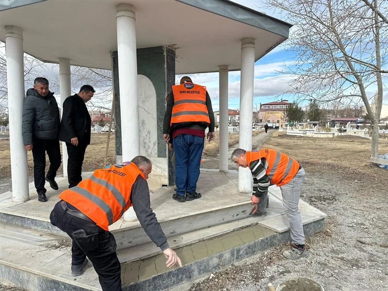 Kars Belediyesi Bayram Öncesi Mezarlıklarda Bakım Çalışmalarını Sürdürüyor