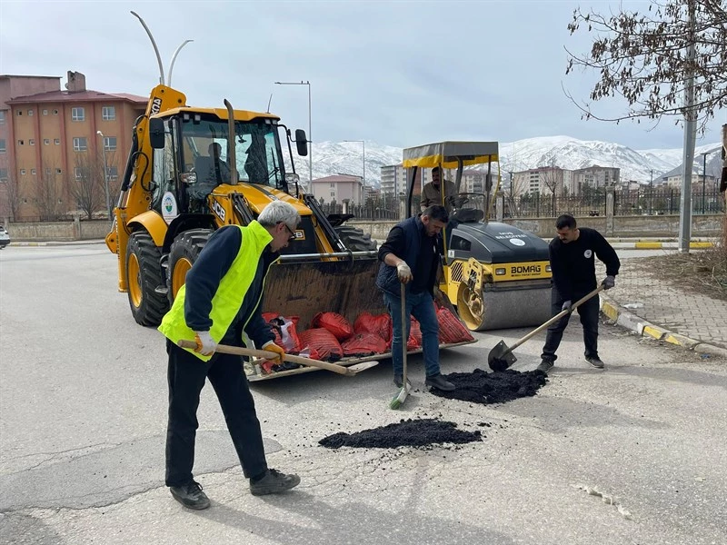 SOĞUK ASFALT İLE YAMA ÇALIŞMALARI BAŞLADI.
