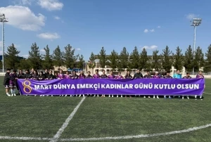 DBB Kadın Futbol Takımı, 8 Mart pankartıyla sahaya çıktı