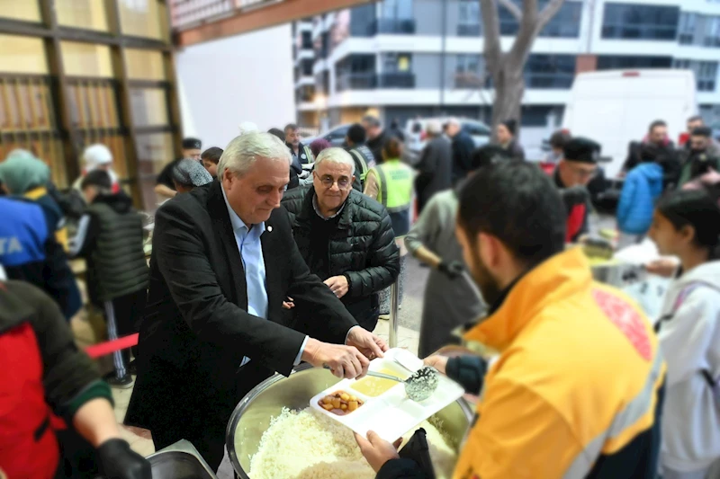 -BAŞKAN BAKKALCIOĞLU, İFTARINI İFTAR SOFRASI’NDA YAPTI