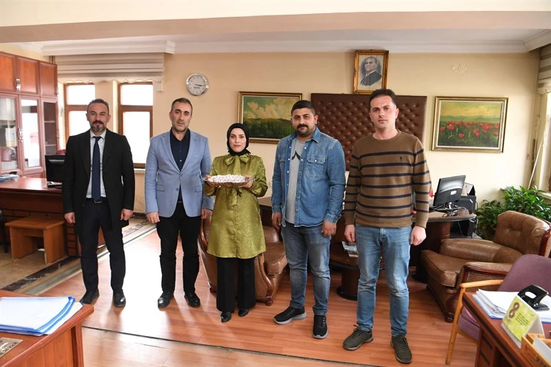 EŞ BAŞKAN SAYILĞAN BELEDİYE PERSONELİYLE BAYRAMLAŞTI