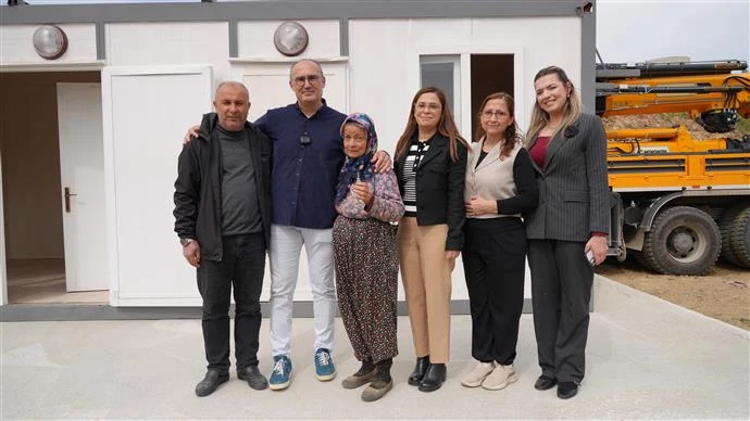 ALANYA BELEDİYESİ’NDEN ZOR ŞARTLARDA YAŞAYAN FATMA TEYZE’YE KONTEYNER EV