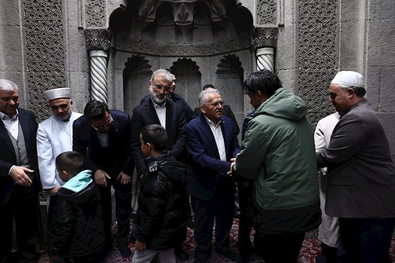 Büyükkılıç, Bayram Namazı Sonrası Kayserililerle Bayramlaştı