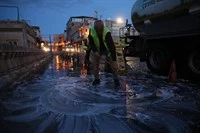 Mardin Büyükşehir Belediyesi’nden Bayram Öncesi Caddeleri Köpük ve Tazyikli Su ile Yıkadı