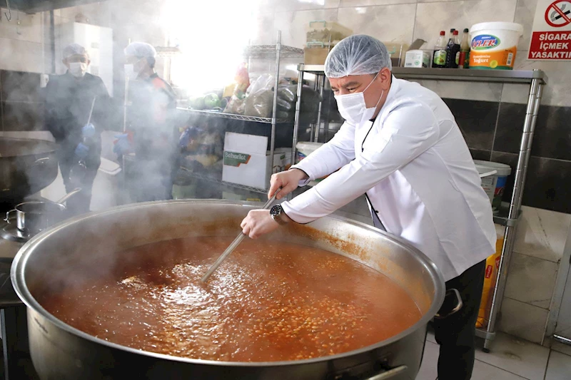 BELEDİYE BAŞKANI DR. EVREN DİNÇER, BELEDİYE MUTFAĞINDA RAMAZAN HAZIRLIKLARINI İNCELEDİ