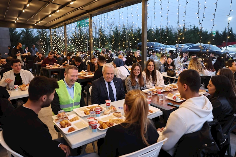 Başkan Şadi Özdemir gençlerle iftarda buluştu