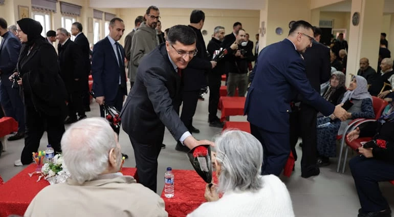 BELEDİYE BAŞKANIMIZ EYÜP KAHVECİ, HUZUREVİ SAKİNLERİYLE BAYRAM SEVİNCİNİ PAYLAŞTI