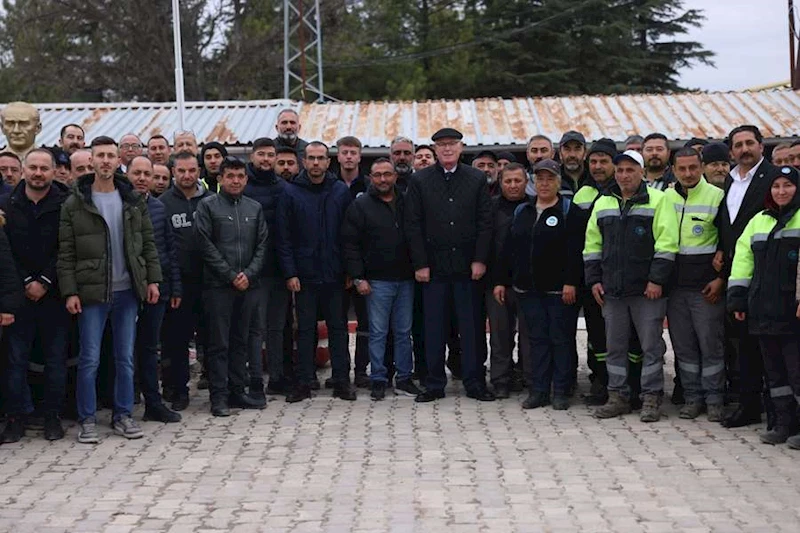 BAŞKAN KURT, BELEDİYE PERSONELİYLE BAYRAMLAŞTI: “HALKA HİZMET ETMEKTEN GERİ DURMAYACAĞIZ!”