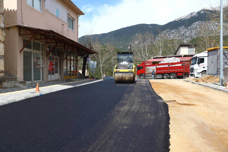Büyükşehir Belediyesi’nden Gündoğmuş’a sıcak asfalt