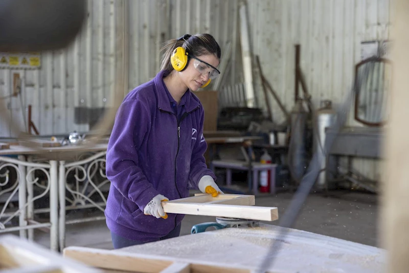 Büyüksehir Geri Dönüşüm Atölyesi’nde Atıl Malzemeler Yeniden Hayat Buluyor